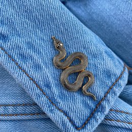 Spilla in metallo dorato "Serpente"