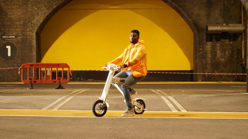 Der offizielle exklusive Cruzaa E-Scooter Racing White