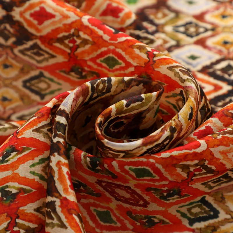 Écharpe en soie multicolore avec une impression ethnique ikat