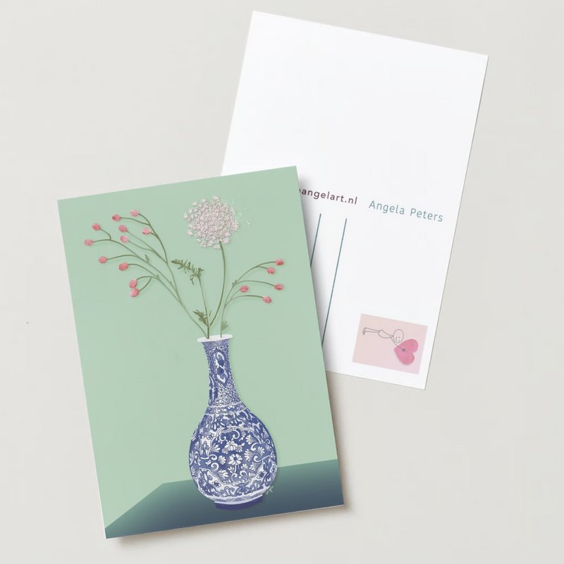 Vase bleu de Delft avec carte de vœux de fleurs