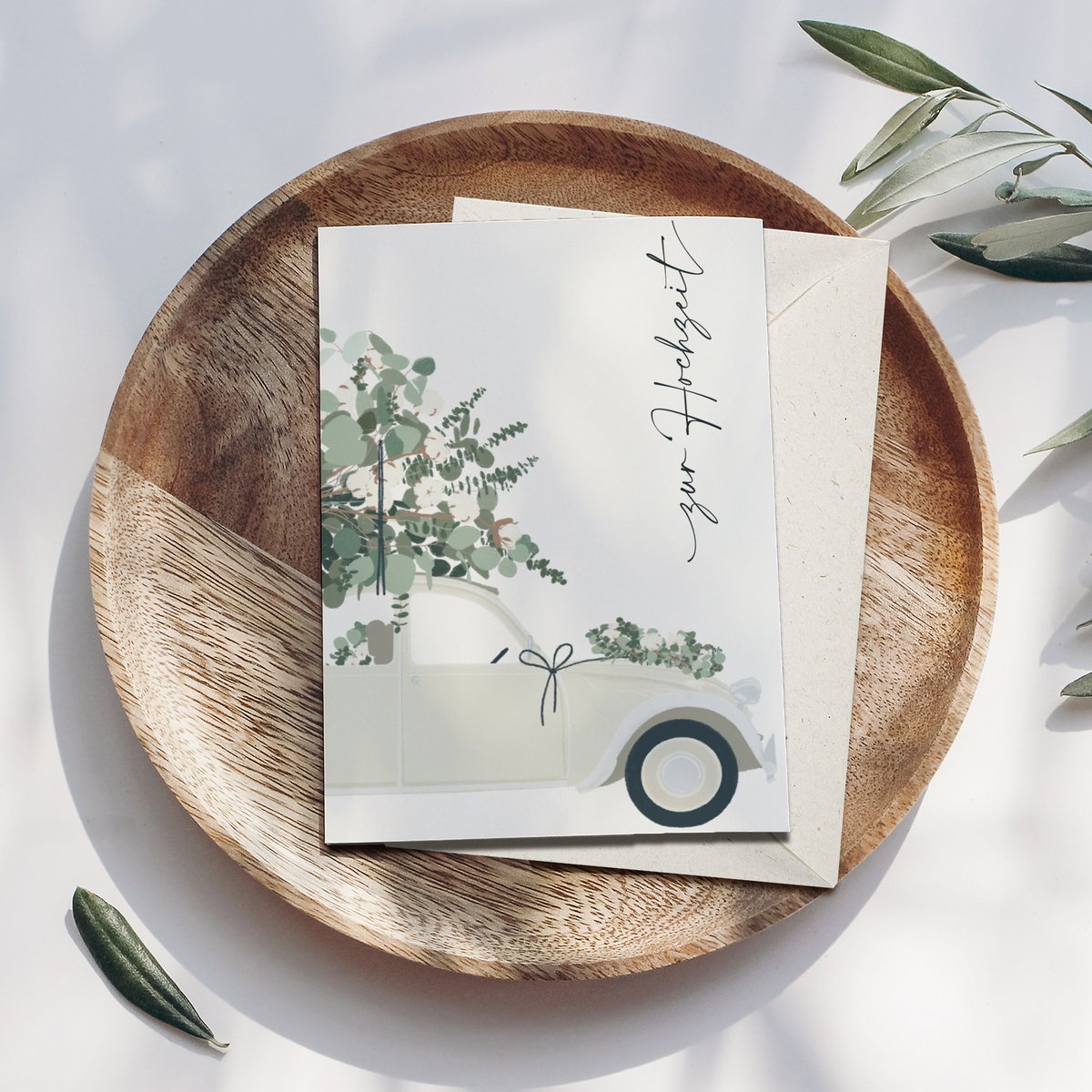 Klappkarte 'zur Hochzeit' mit crémefarbenem Auto und Eukalyptus, inkl. Umschlag