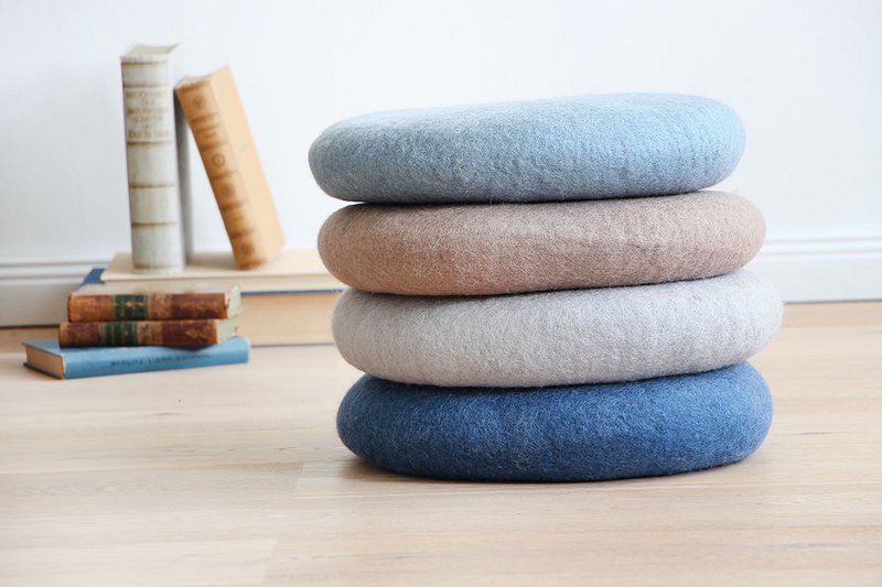 Sædepude omkring lyseblå lavet af filt, 100% naturligt materiale, 38 cm runde mange farver pastel, følt med uld-f lunge, fair trade & manual arbejde fra Nepal