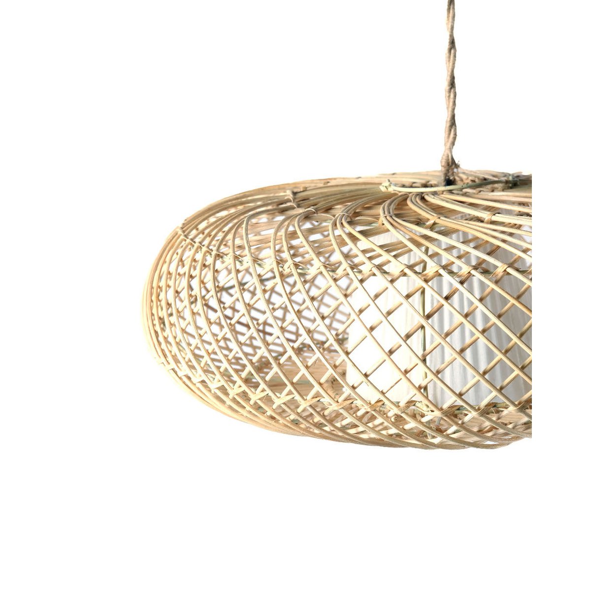 Ratán Bukittinggi Range lampe suspendue ovale avec tissu diffuseur.