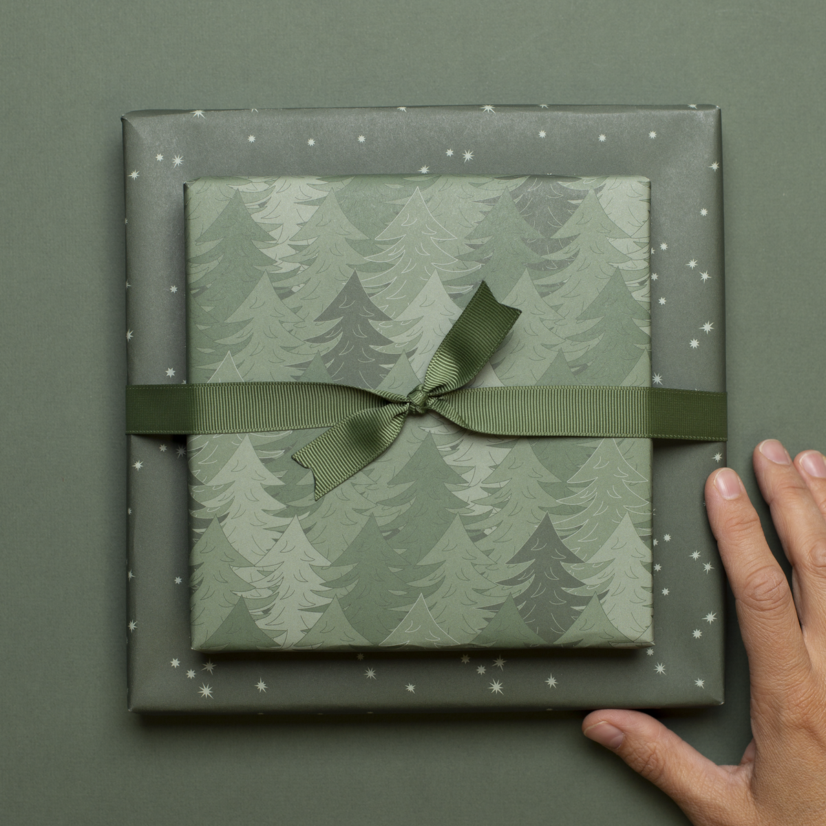 Papel de regalo navideño sostenible verde, papel de regalo Árboles de Navidad y estrellas: papel de regalo de doble cara fabricado con papel 100% reciclado