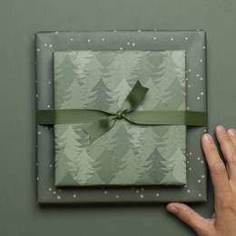 Carta da regalo natalizia sostenibile verde, carta da regalo Alberi di Natale e stelle - carta da regalo fronte-retro realizzata con carta riciclata al 100%.