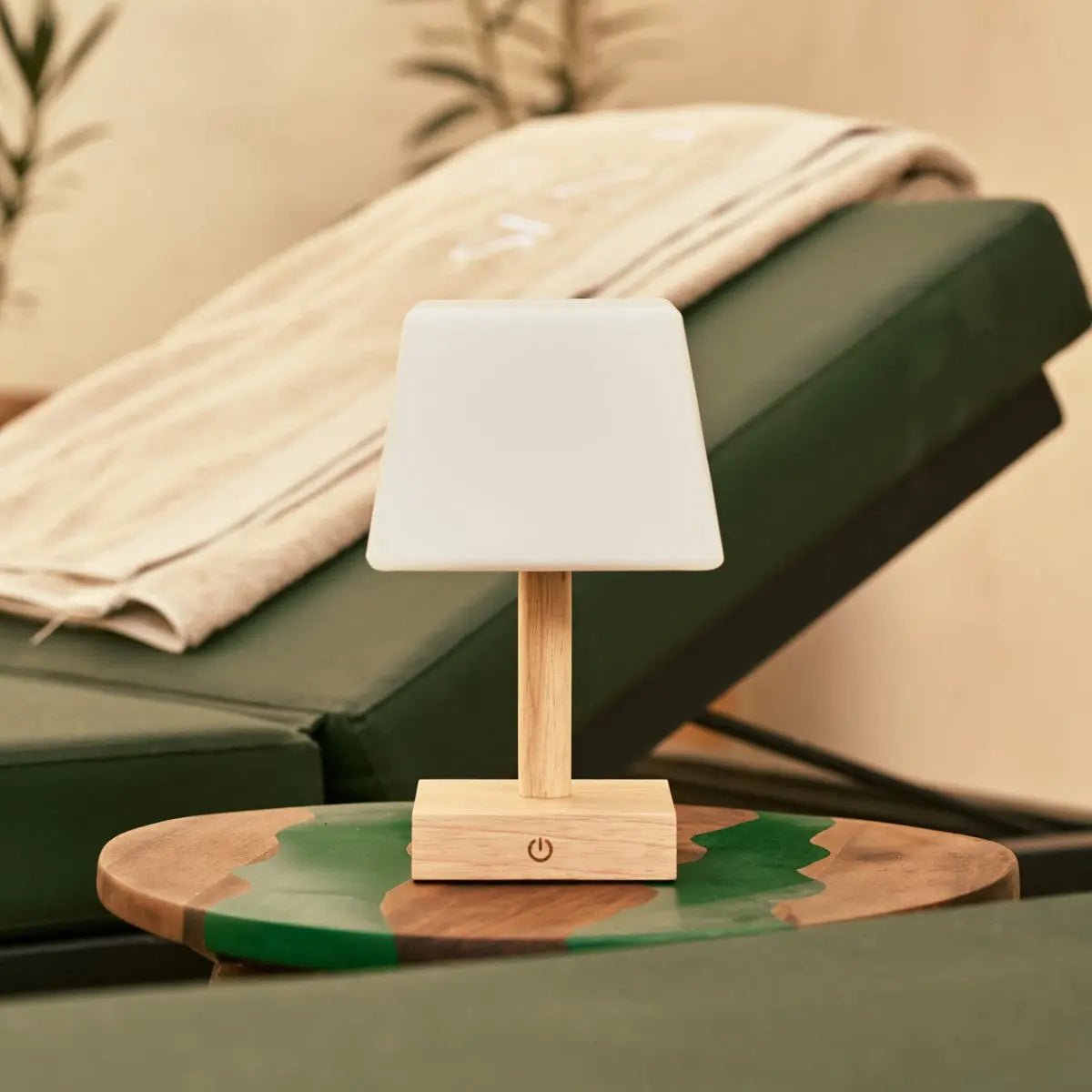 Lampada da tavolo ricaricabile Tommy in legno marrone chiaro