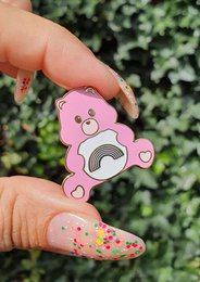 Pin Care Bear pink sender regnbuer