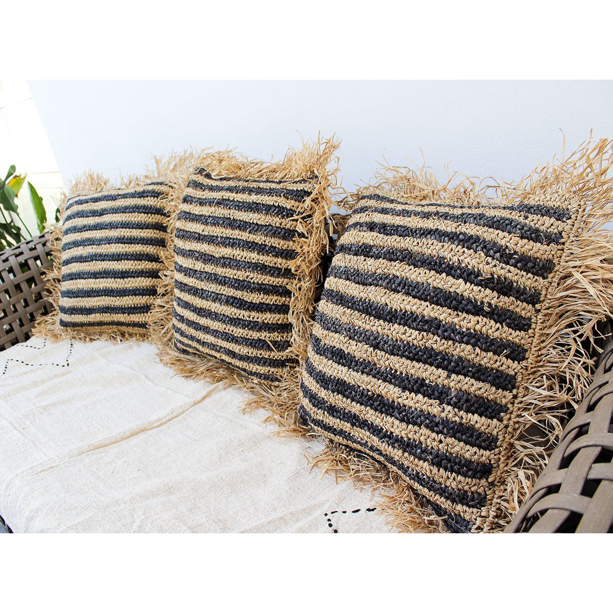 Sunda – Kissenbezug aus Bast mit schwarzem Streifen – 40 cm