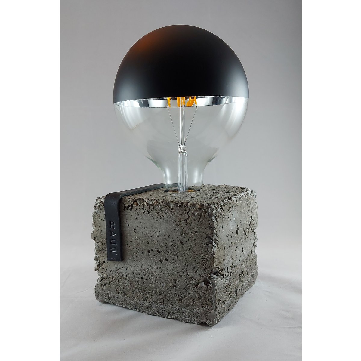 Raw Concrete Design bordlampe industriel cement flere farver