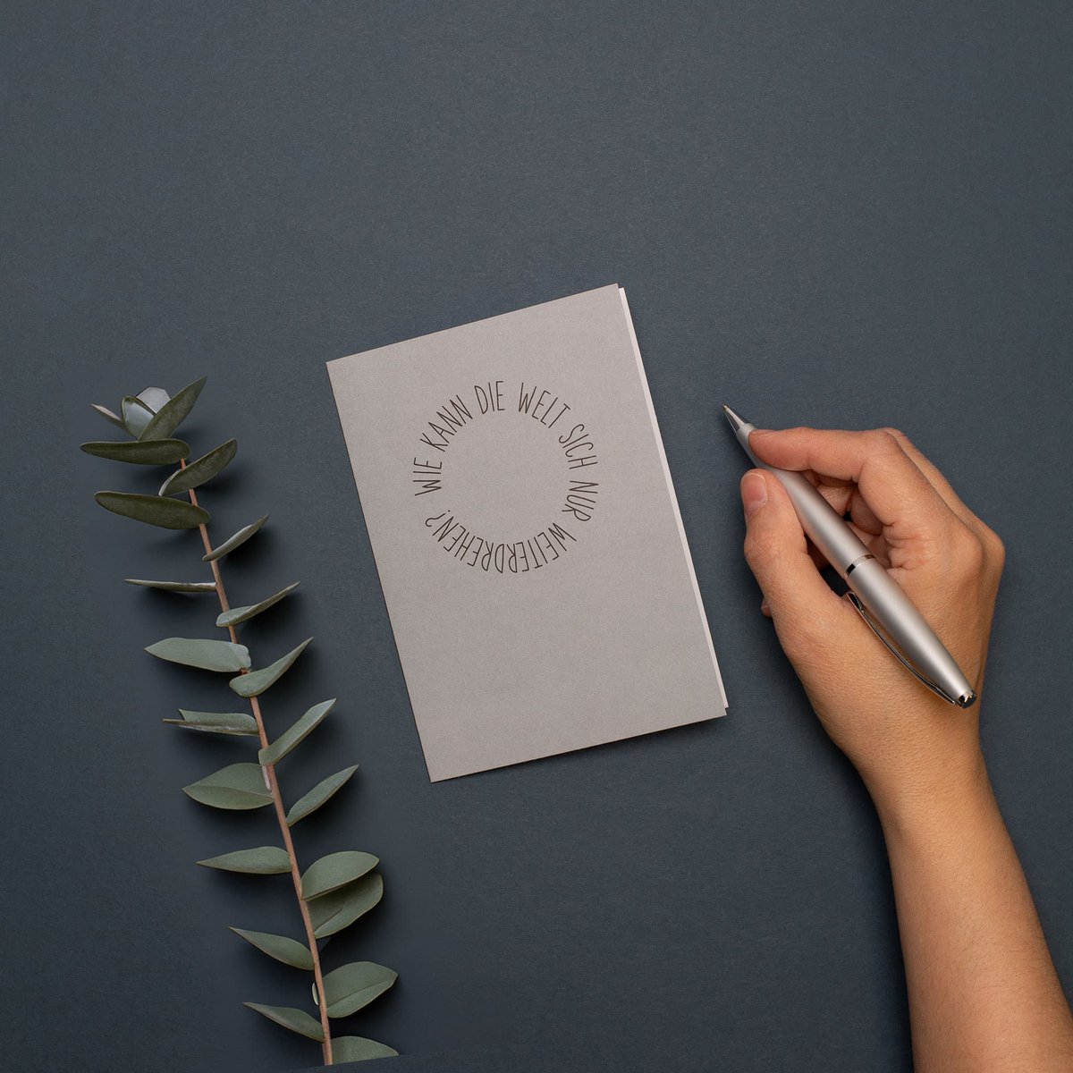 Schlichte Trauerkarte "Wie kann die Welt sich nur weiterdrehen", Kondolenzkarte aus 100% Recyclingpapier