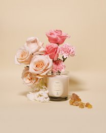 Tall, round, scented candle with a floral fragrance. Made of natural wax and cotton wick. Ideal for creating a relaxing ambiance.