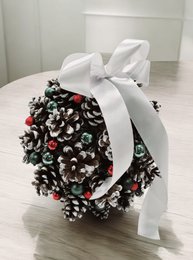 Håndlavet fyrretræ Julekugle med glas ornamenter - rød satinbue (Ø 20–23 cm)