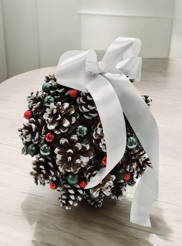 Håndlavet fyrretræ Julekugle med glas ornamenter - rød satinbue (Ø 20–23 cm)