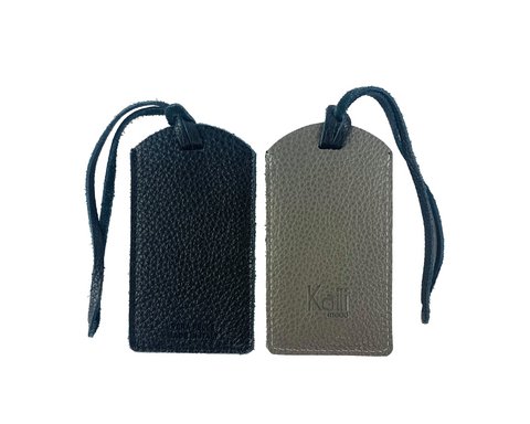 K0041AFB | Hergestellt in Italien, zweifarbiger Gepäckanhänger aus echtem Vollnarbenleder, Dollar-Maserung – Farbe Schwarz/Grau – Maße: 6,5 x 12 cm – Verpackung: stabiler Boden/Deckel in Geschenkbox