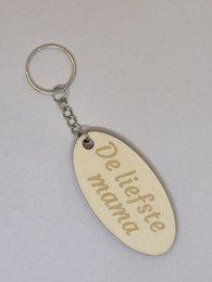 Personalized text keychains with engraved messages like "de liefste mama", "de liefste papa", oval wooden pendant keyring gift.