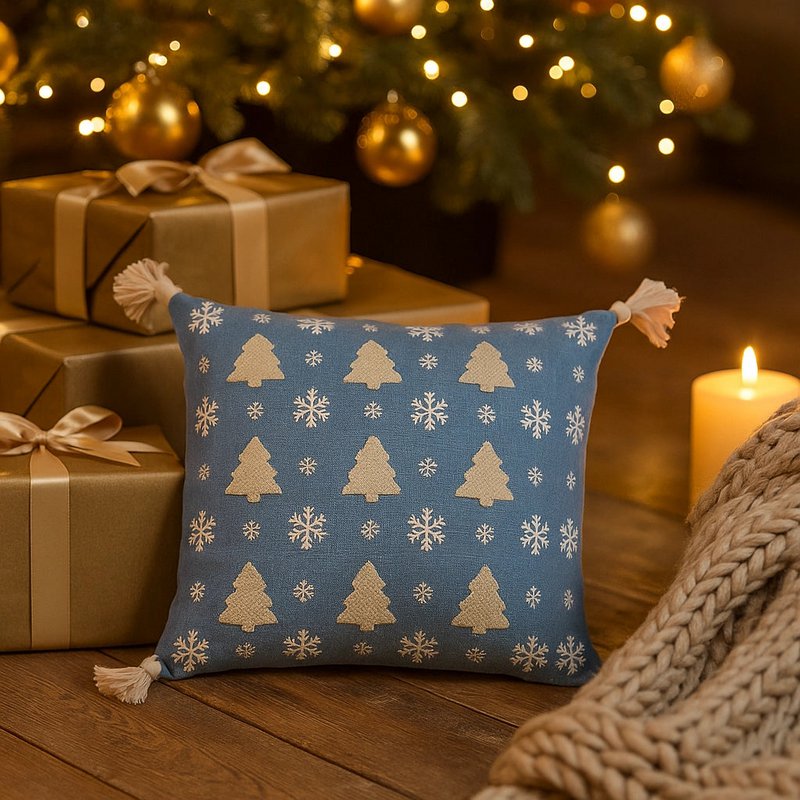 Blauwe Kerstbomen & Sneeuw – Kussenhoes / Kussenhoes – Kerst 45×45 cm – Urbane Hide