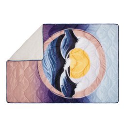 Outdoor-Decke Multifunc Three is a large, colorful picnic blanket featuring an abstract design with shades of blue, purple, and orange. The blanket appears to be made of a soft, quilted material and is suitable for outdoor use.