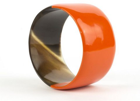 Brede oranje gelakte armband in maat L