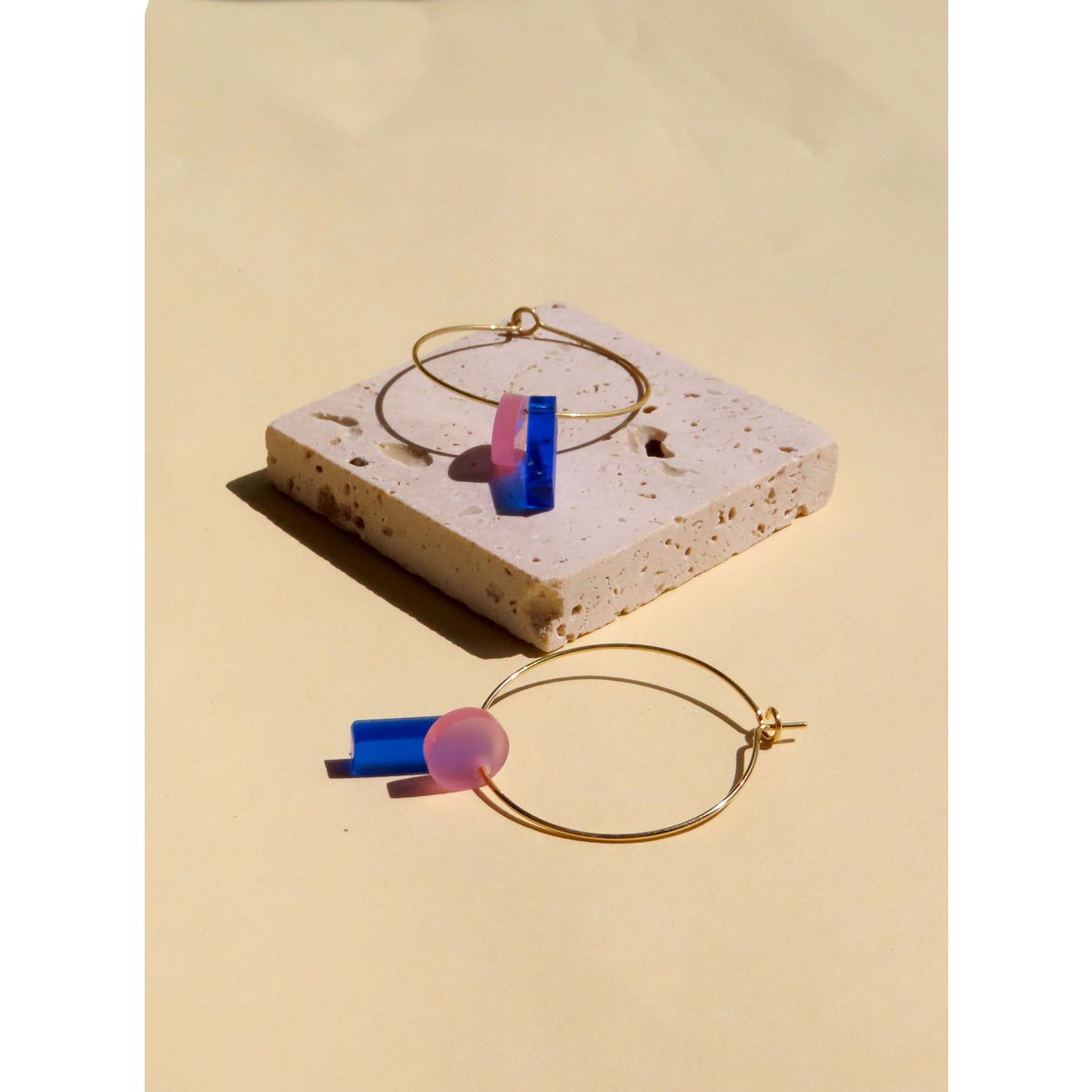 Dots with stick hoops made of gold -plated stainless steel in royal blue & ice pink