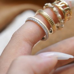Oogverblindende slanke gelaagde ringen
