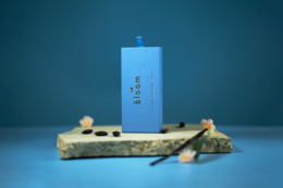 Natural incense sticks in a blue packaging, with a wooden base. The incense is described as having a tonka and vanilla scent, and being 100% natural.