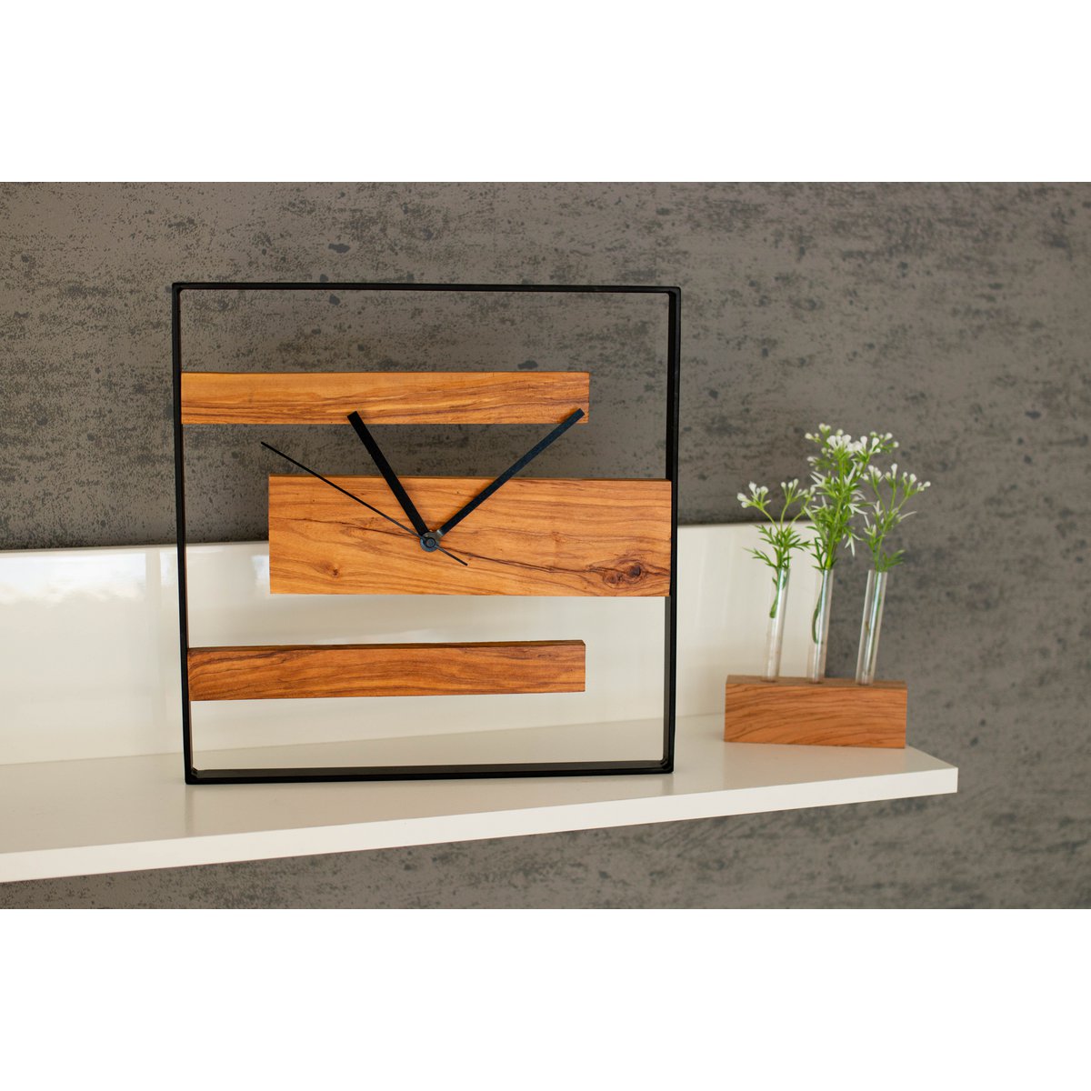 Reloj de pared moderno de madera de olivo