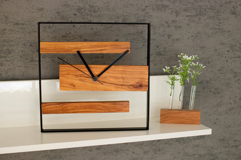 Reloj de pared moderno de madera de olivo