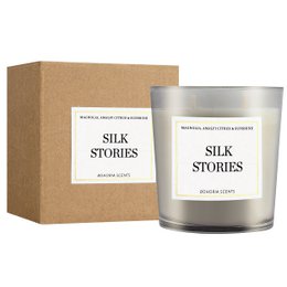 Świeca zapachowa Silk Stories 230g - drzewo cedrowo-sandałowe, 50h