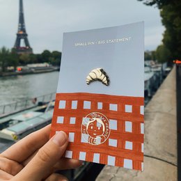Golden Metal Pin "Croissant"
