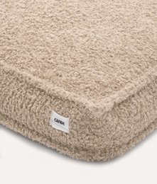 Hundeseng i beige fåreskind, Cuadra