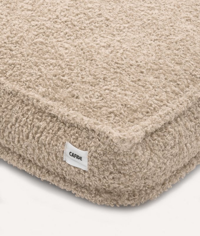 Hundeseng i beige fåreskind, Cuadra