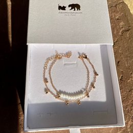 FOREVER-Armbänder in der Schachtel, bereit zum Anbieten