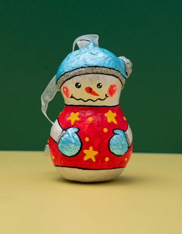 Handgemaakte sneeuwpop van papier-maché met sterren