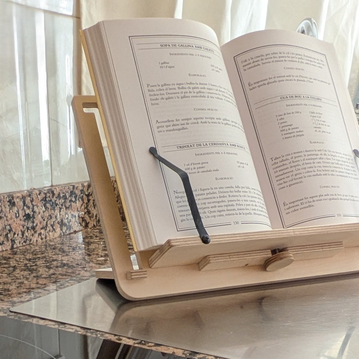 Adjustable support for books and tablets - The reader