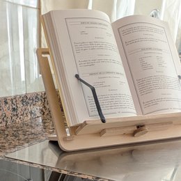 Adjustable support for books and tablets - The reader
