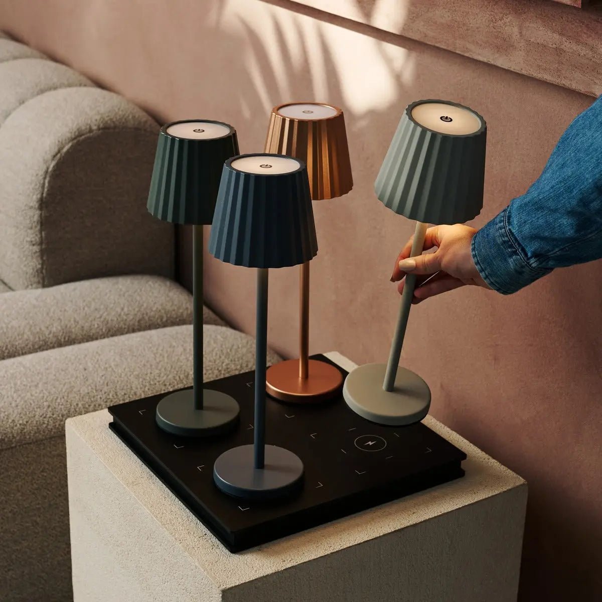 Lampe de table côtelée Maya Shadow Grey