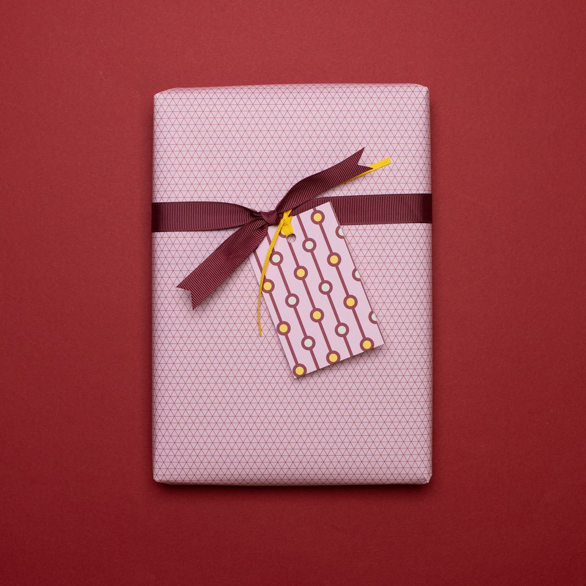 Red inpakpapier Triangles - Grafisch inpakpapier roze rood, perfect voor geschenken voor Moederdag, als een verpakking voor Valentijnsdaggeschenken of neutraal inpakpapier voor vrouwen.