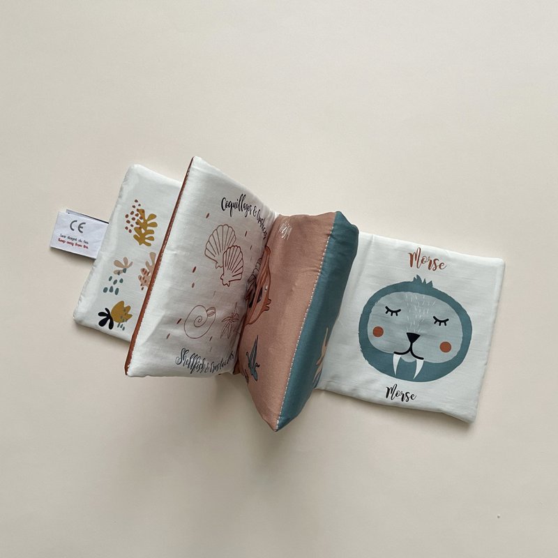 Libro di attività sugli animali marini in tessuto