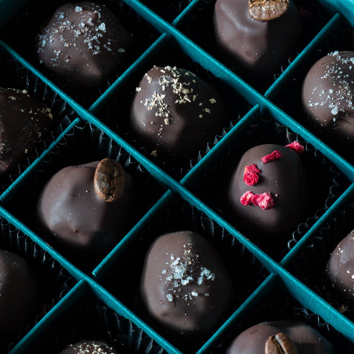 Organic date chocolates: mix pack