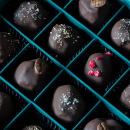 Organic date chocolates: mix pack