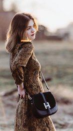 Bolso de hombro "Myun" hecho de cuero genuino
