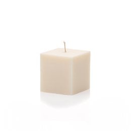 Elegant, minimalist scented candle in a cube shape. Made of high-quality wax with a natural fragrance.