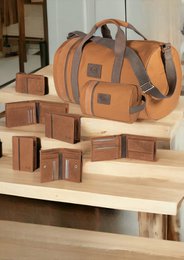 K12220UB | Herenportemonnee van echt volnerf leer, naakt. Kleur leer. RFID-bescherming. Afmetingen gesloten: 11,5 x 8,3 x 2 cm Verpakking: Geschenkdoos onder/deksel