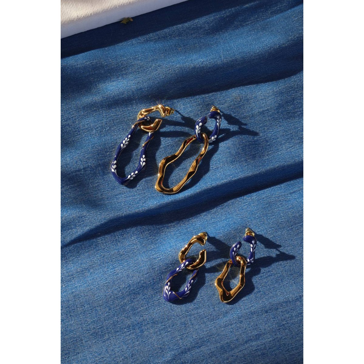 Boucles d'oreilles 2-en-1 Varia en émail (mini) — Bleu et doré