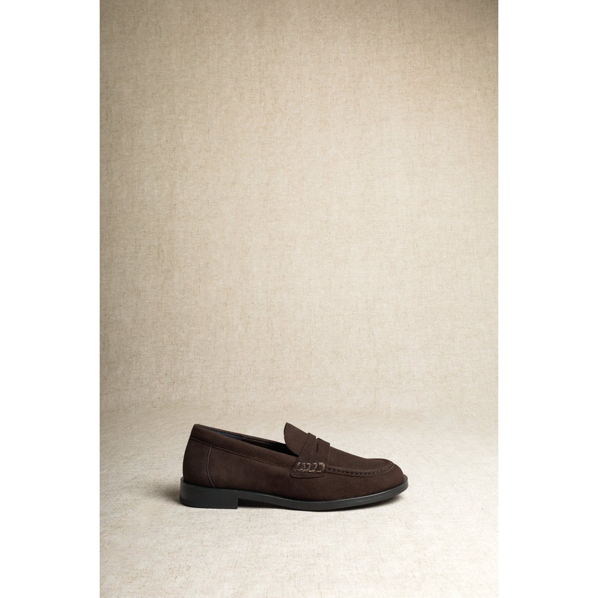 EMILIA CHOCOLATE – Penny Loafers aus Wildleder VORBESTELLUNG