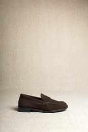 EMILIA CHOCOLATE – Penny Loafers aus Wildleder VORBESTELLUNG