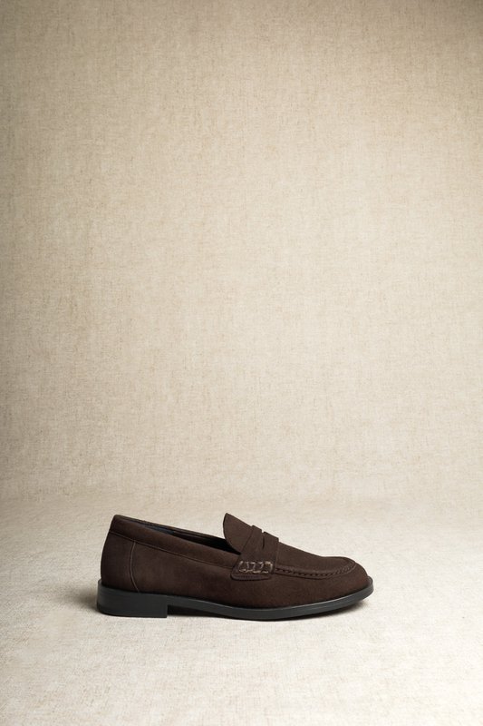 EMILIA CHOCOLATE – Penny Loafers aus Wildleder VORBESTELLUNG