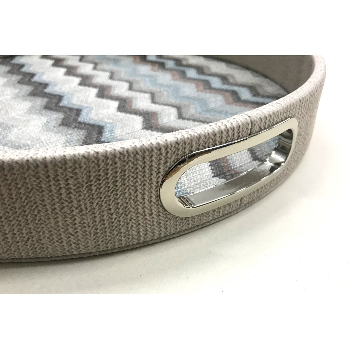 Plateau rond bleu à motif zigzag avec poignées en acier inoxydable