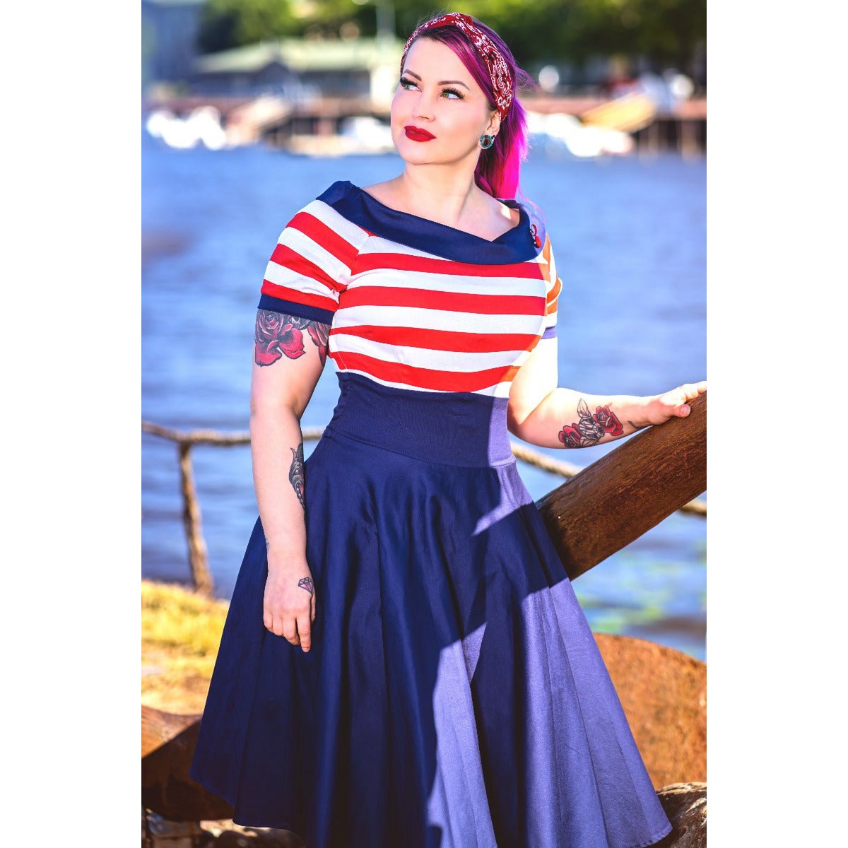 EU Stock Darlene Retro Swing Dress in Navy med røde og hvide striber