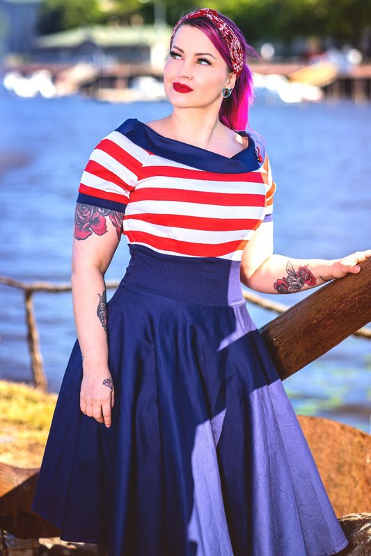 EU Stock Darlene Retro Swing Dress in Navy med røde og hvide striber